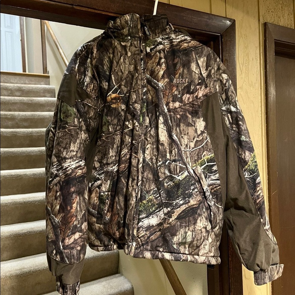 Full set Rocky mossy oak DNA 2 jackets, 1 pair of bibs. Pair of pants.
